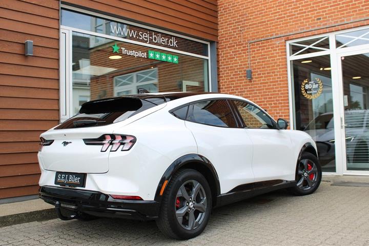 Hvid Ford Mustang Mach-E fra 2023