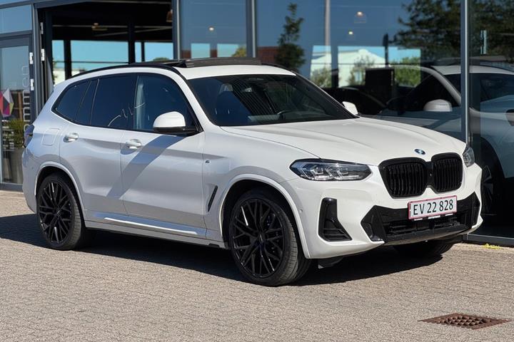 Hvid BMW iX3 fra 2023 set udefra