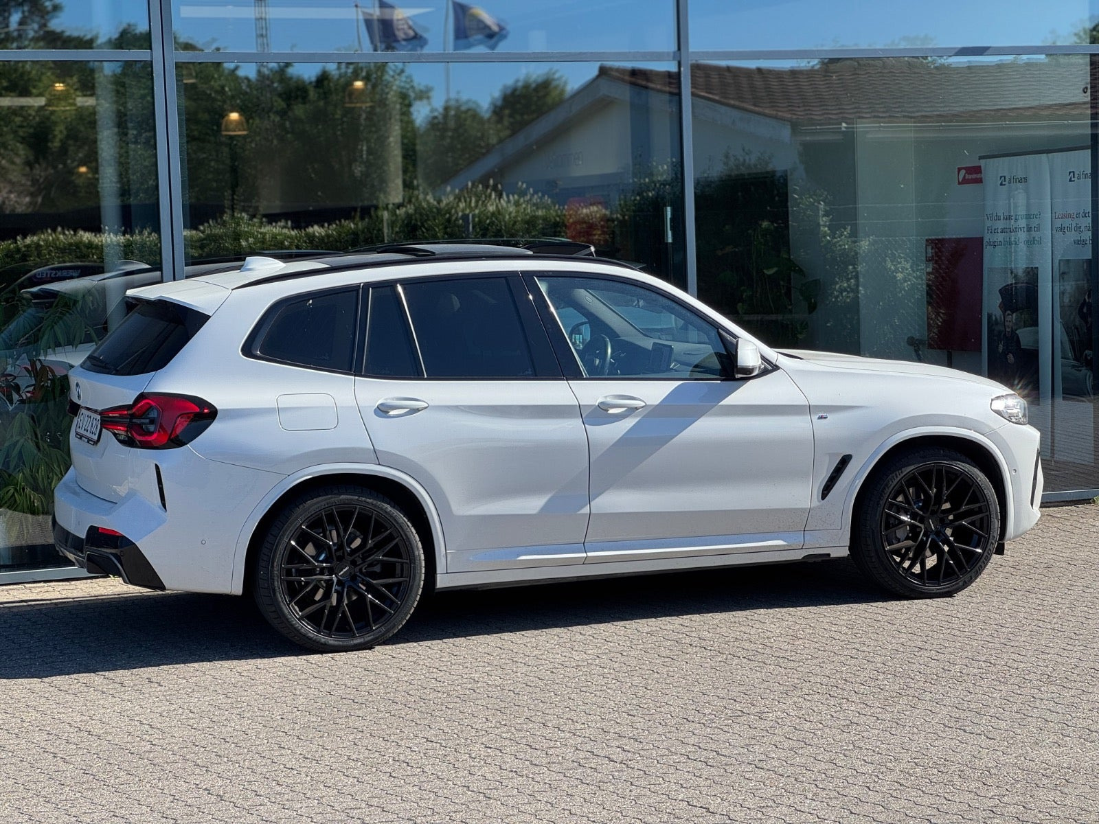 Hvid BMW iX3 fra 2023