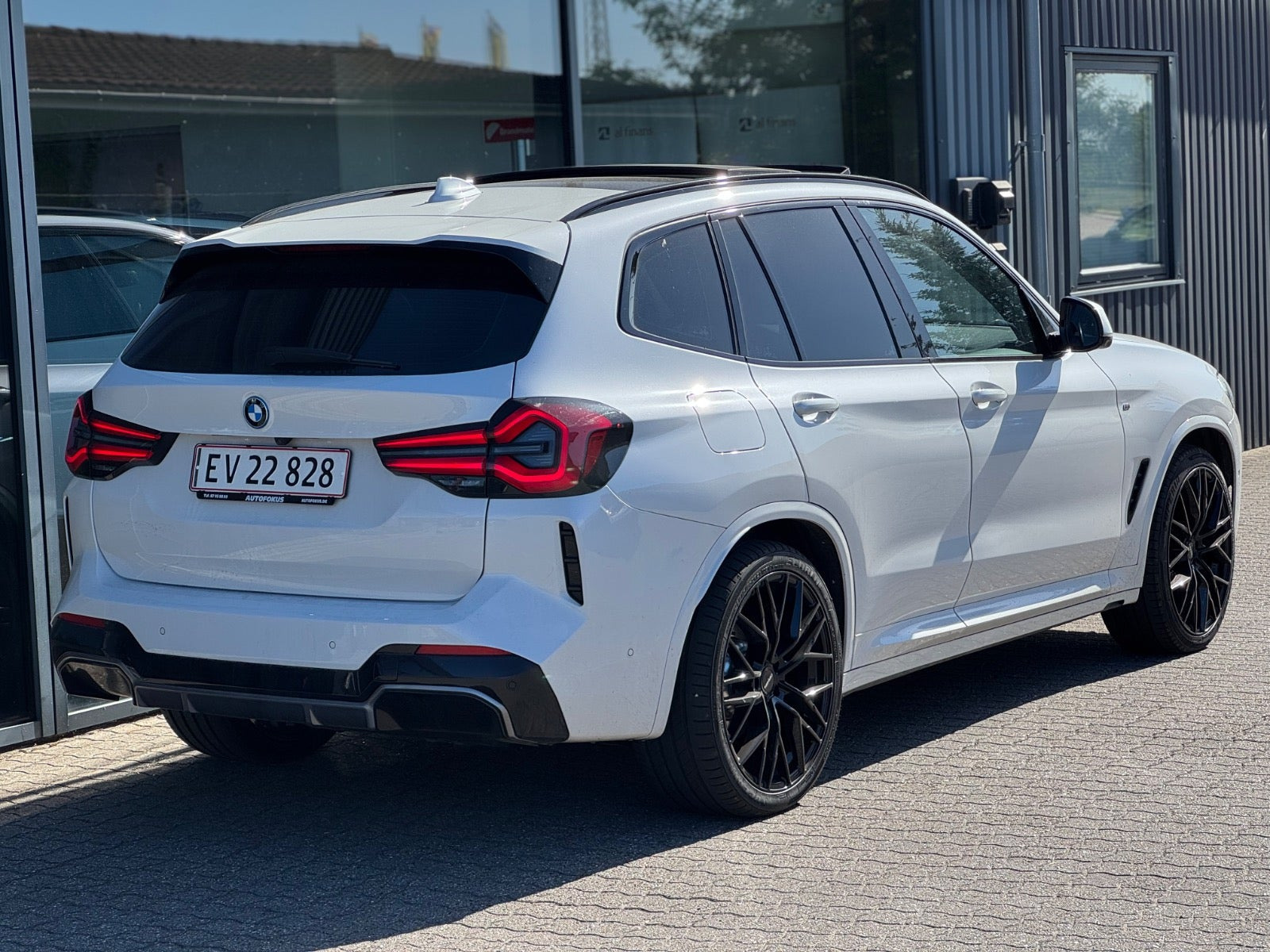 Hvid BMW iX3 fra 2023