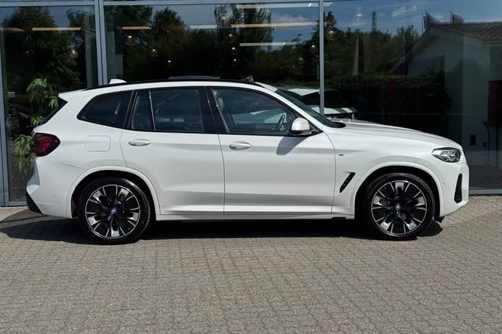 Hvid BMW iX3 fra 2023