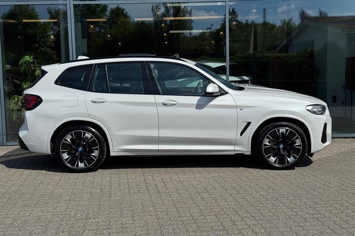 Hvid BMW iX3 fra 2023