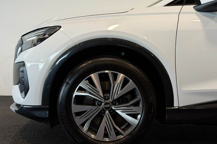 Hvid Audi Q4 e-tron fra 2024