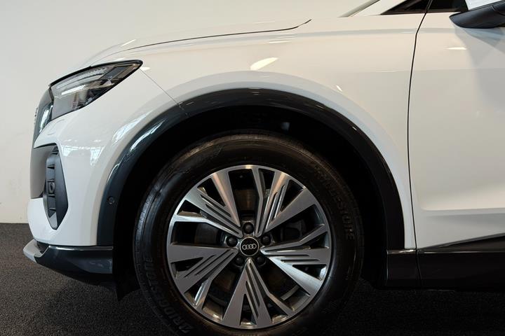 Hvid Audi Q4 e-tron fra 2024