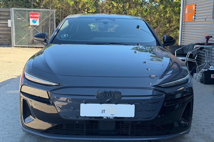 Grå Audi A6 e-tron fra 2025