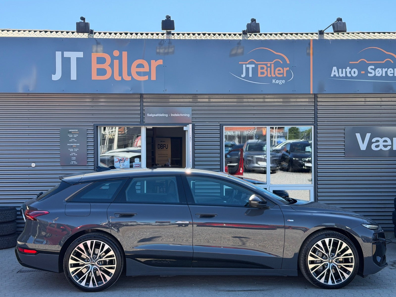 Grå Audi A6 e-tron fra 2025