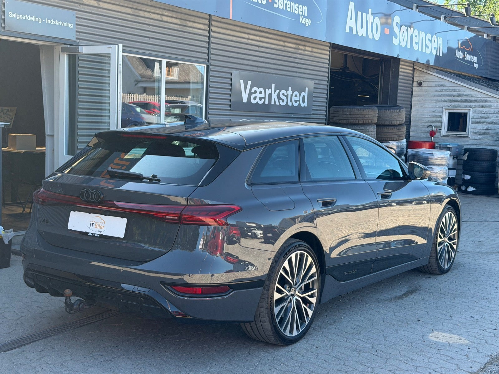 Grå Audi A6 e-tron fra 2025