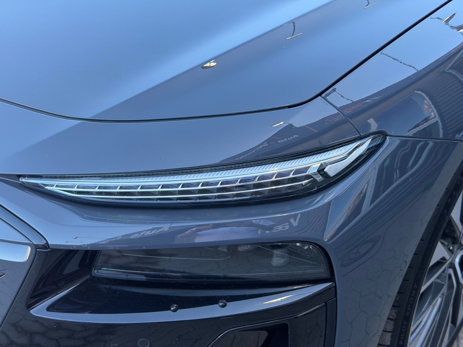 Grå Audi A6 e-tron fra 2025