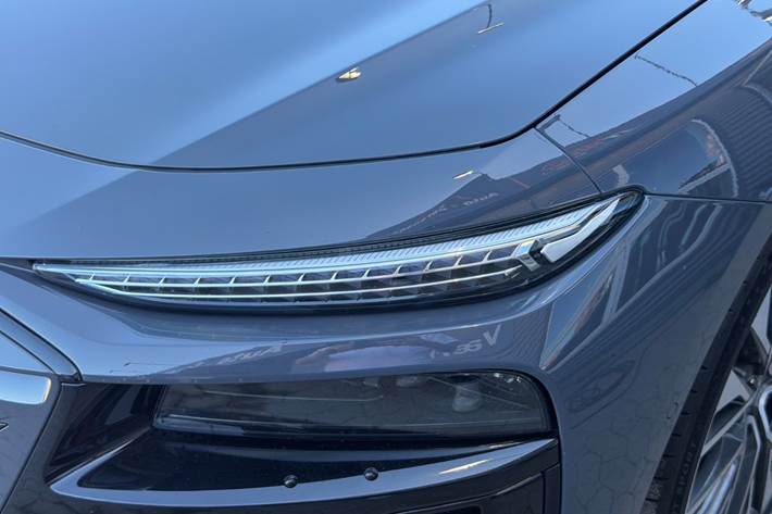 Grå Audi A6 e-tron fra 2025