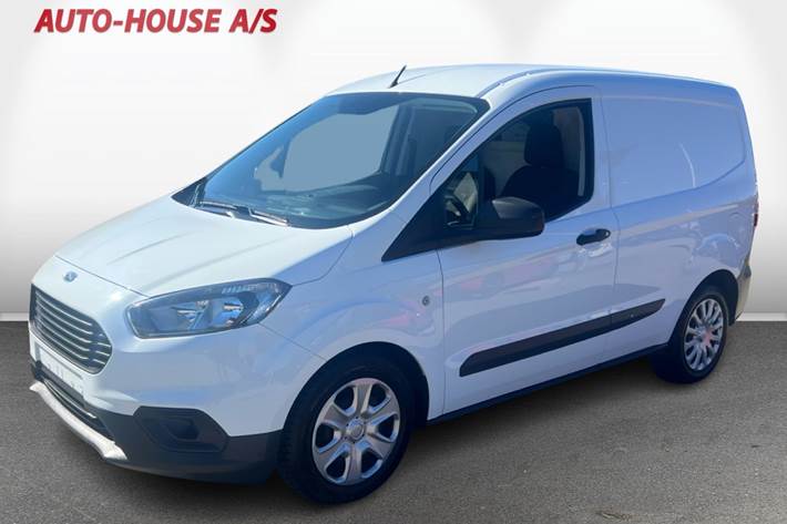 Hvid Ford Transit Courier fra 2021 set udefra