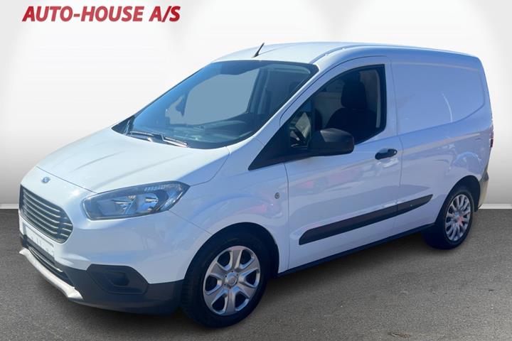 Hvid Ford Transit Courier fra 2021 set udefra