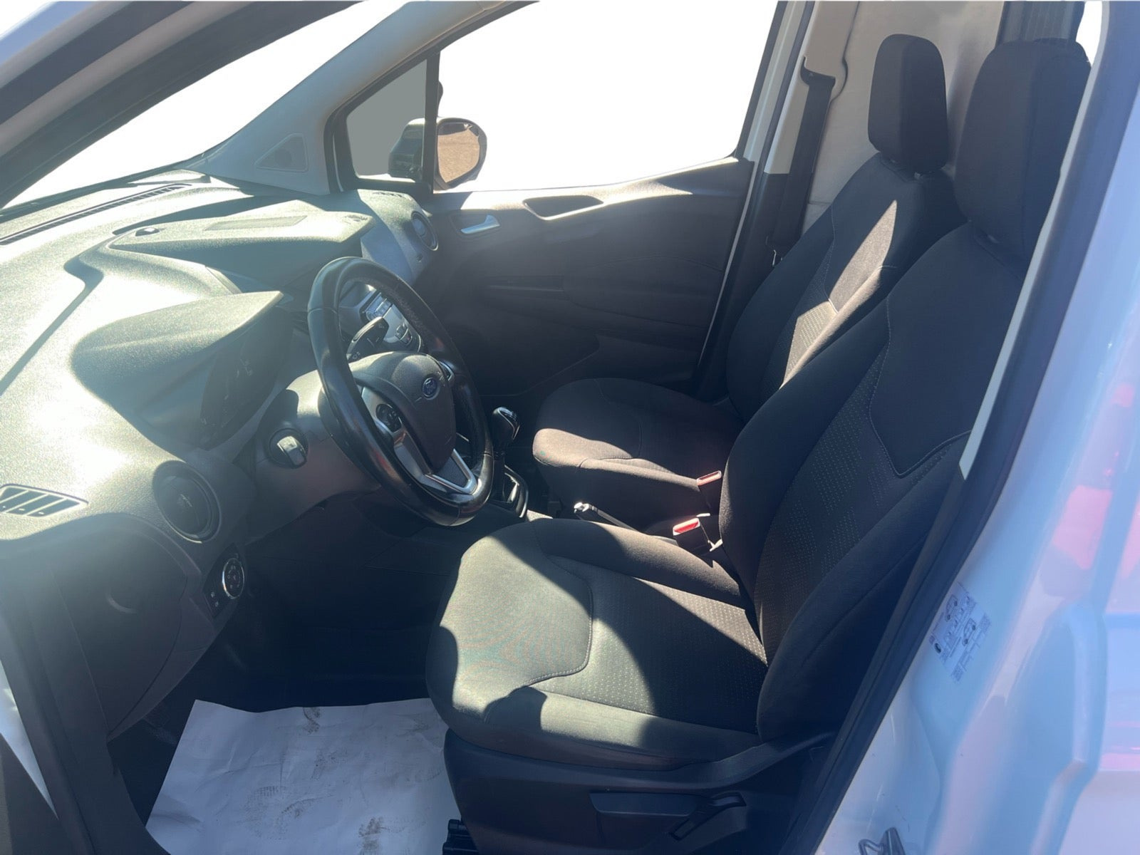 Hvid Ford Transit Courier fra 2021