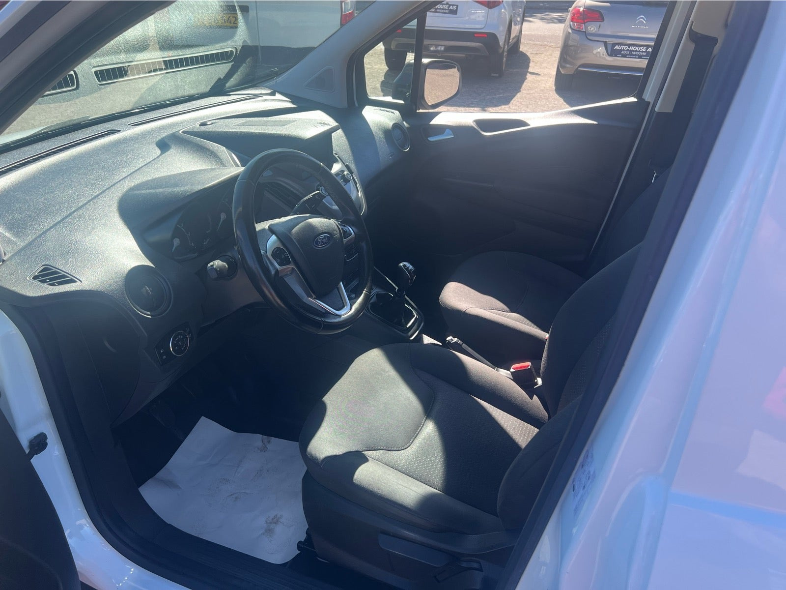 Hvid Ford Transit Courier fra 2021