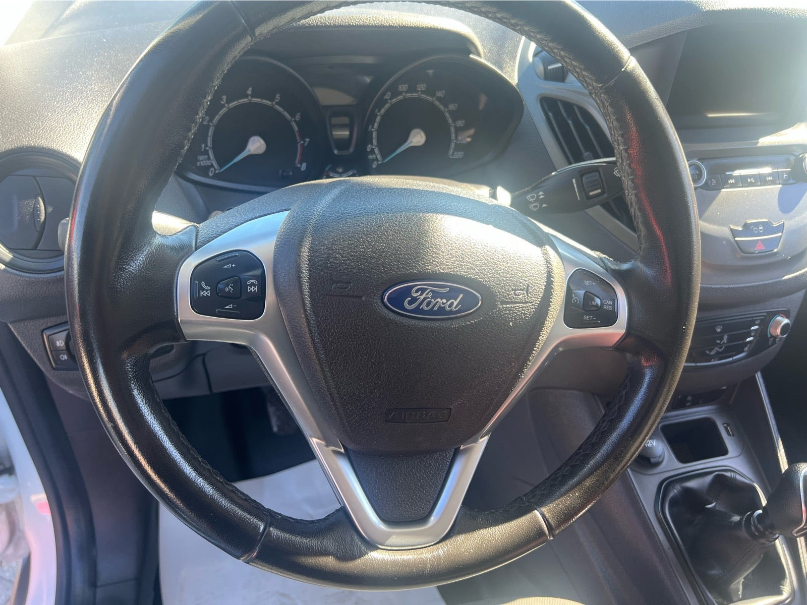Hvid Ford Transit Courier fra 2021