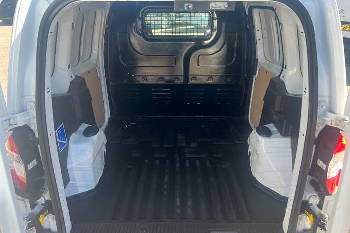 Hvid Ford Transit Courier fra 2021