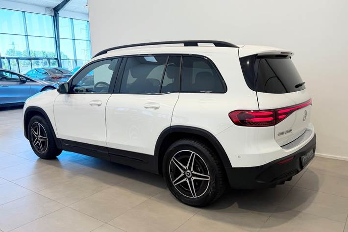 Hvid Mercedes EQB250+ fra 2025