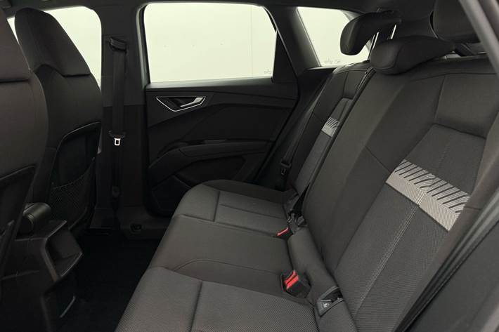 Grå Audi Q4 fra 2023