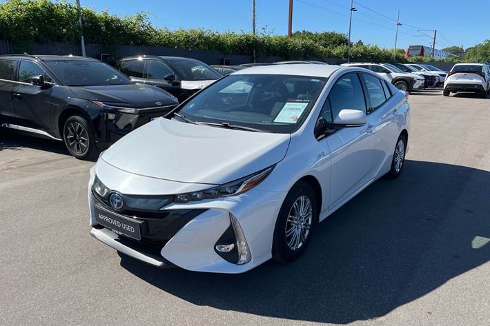 Hvid Toyota Prius Plug-in fra 2019 set udefra