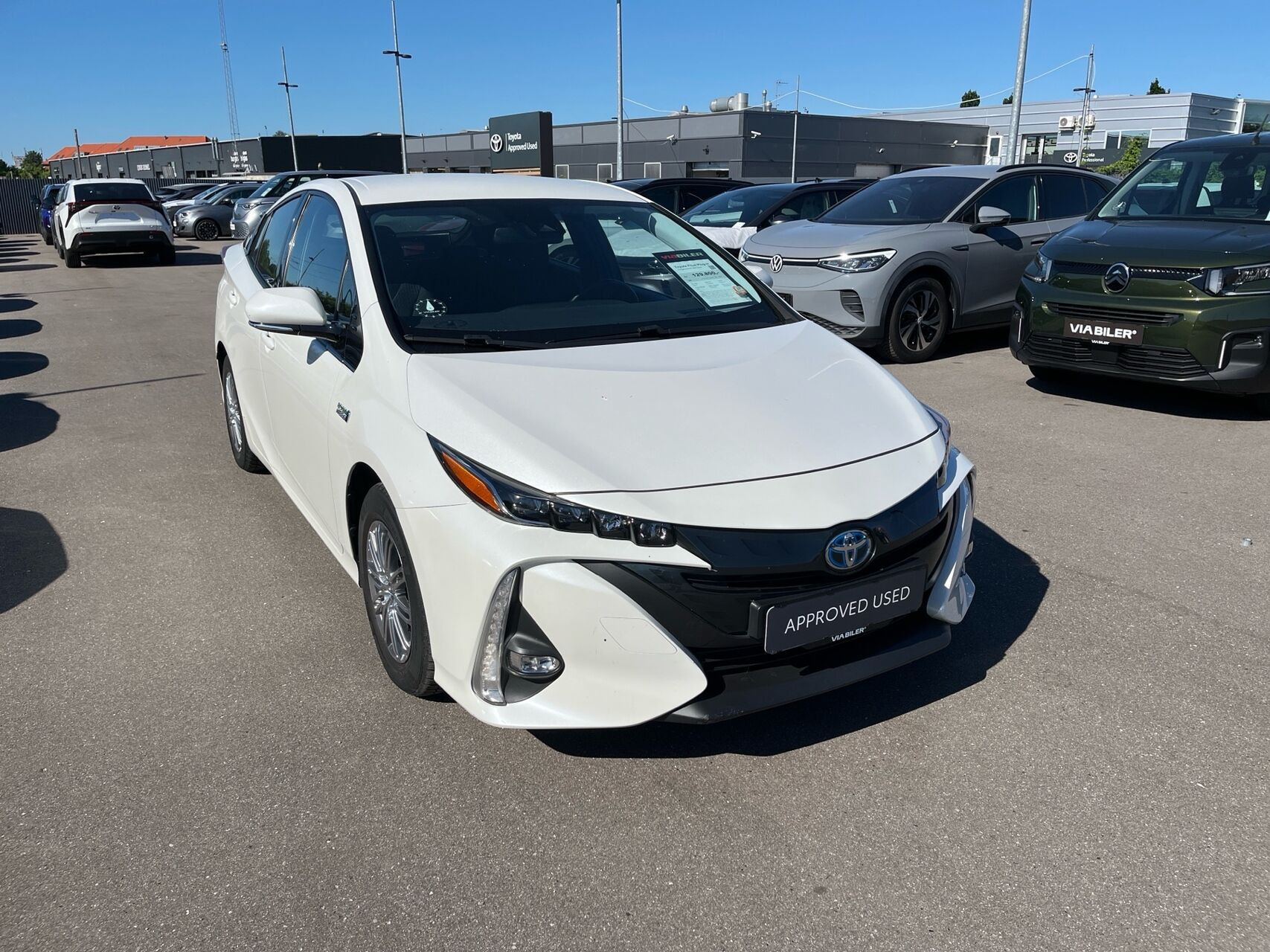 Hvid Toyota Prius Plug-in fra 2019 set udefra