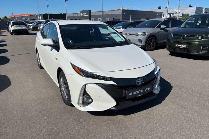 Hvid Toyota Prius Plug-in fra 2019 set udefra