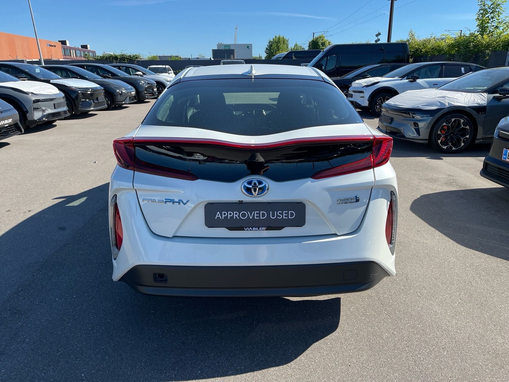 Hvid Toyota Prius Plug-in fra 2019 set udefra