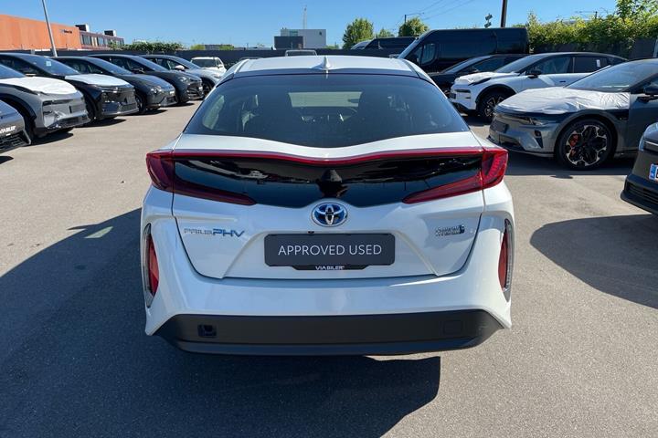 Hvid Toyota Prius Plug-in fra 2019 set udefra