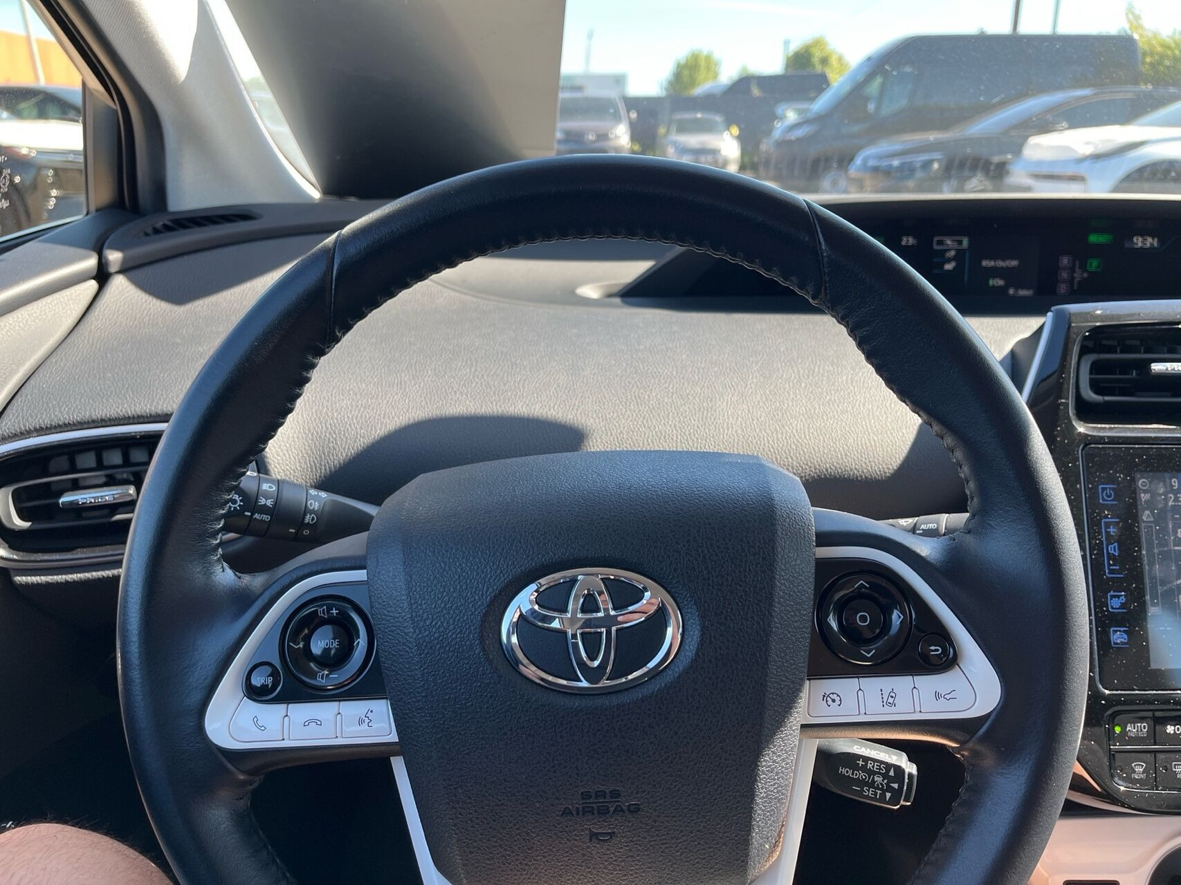 Hvid Toyota Prius Plug-in fra 2019 set indefra