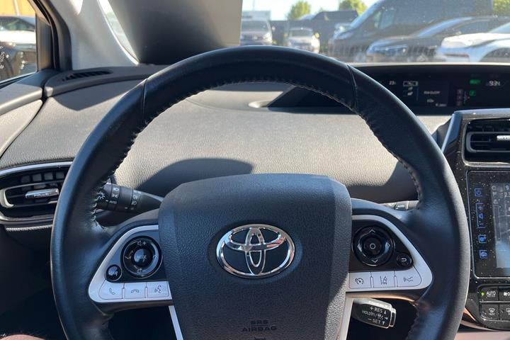 Hvid Toyota Prius Plug-in fra 2019 set indefra