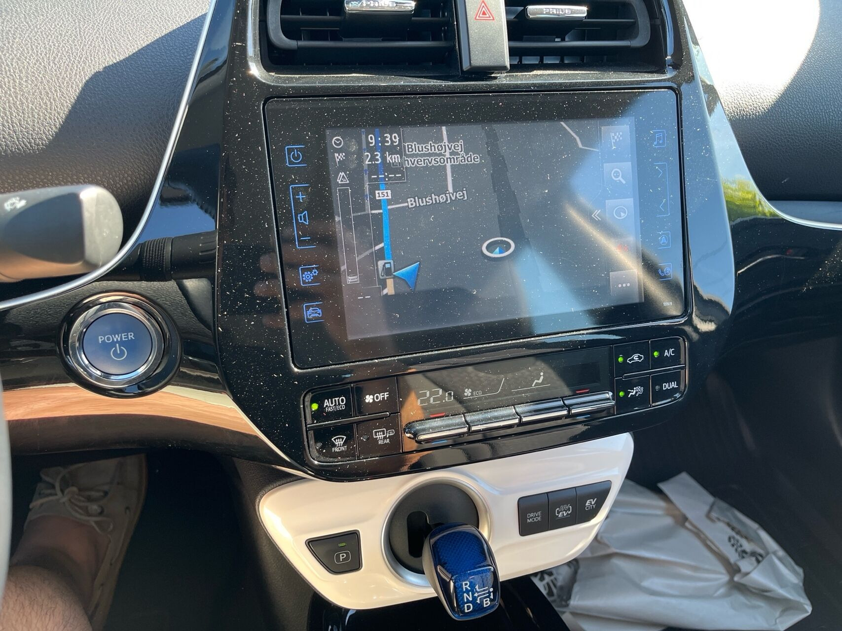 Hvid Toyota Prius Plug-in fra 2019 set indefra