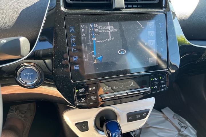 Hvid Toyota Prius Plug-in fra 2019 set indefra