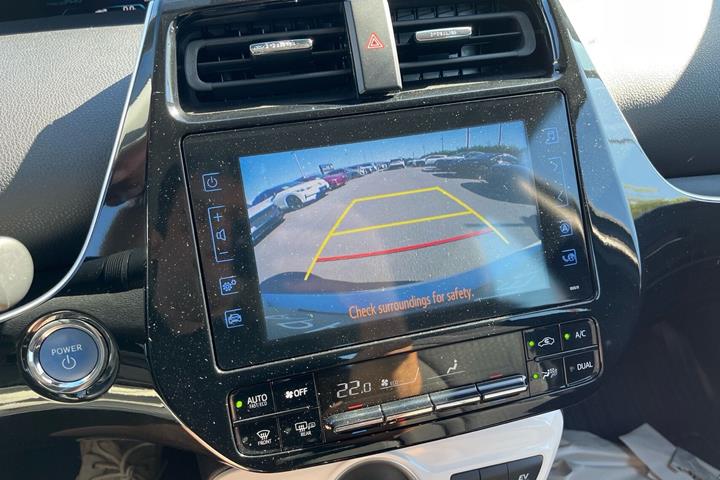 Hvid Toyota Prius Plug-in fra 2019 set indefra