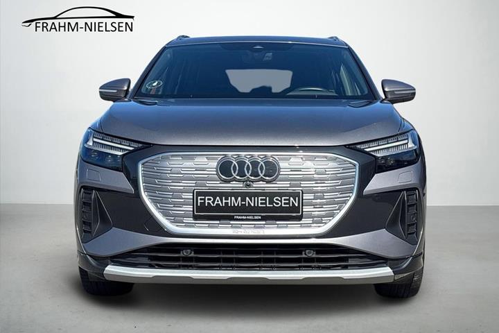 Grå Audi Q4 fra 2023
