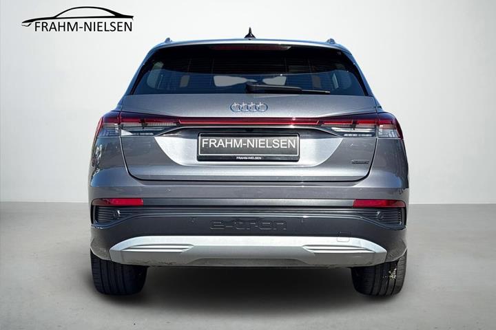 Grå Audi Q4 fra 2023