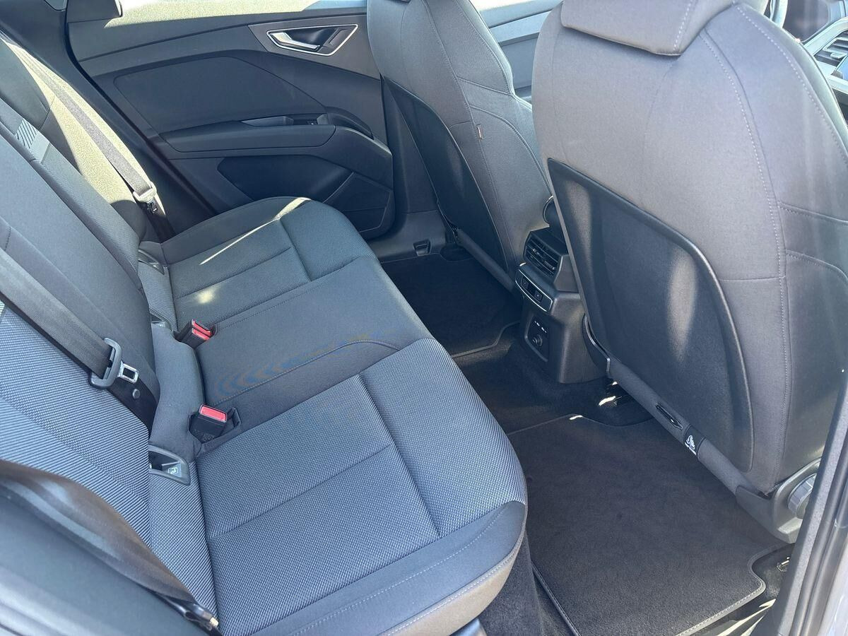 Grå Audi Q4 fra 2023