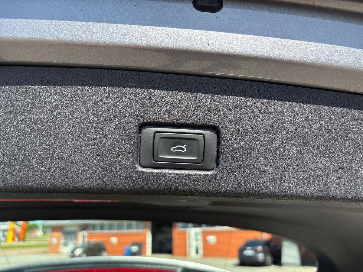 Grå Audi Q4 fra 2023