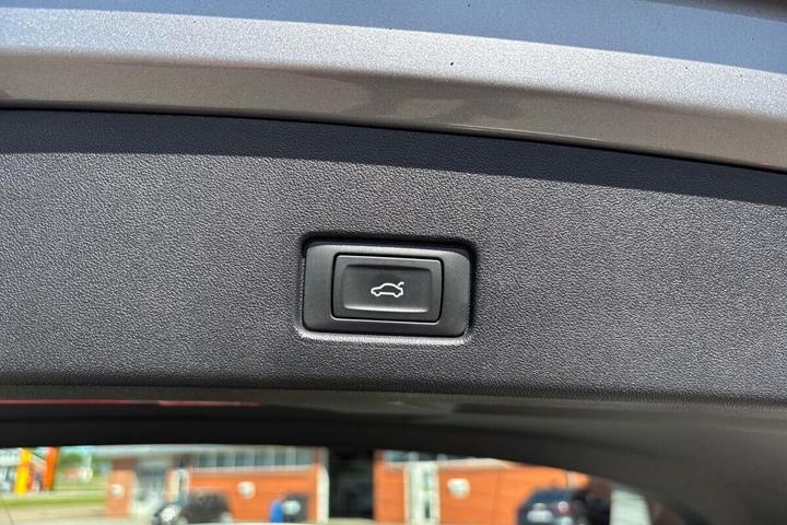 Grå Audi Q4 fra 2023