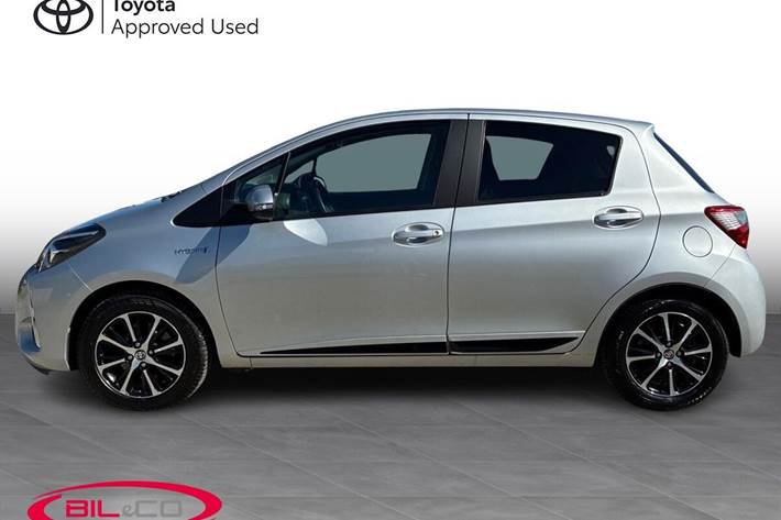 Grå Toyota Yaris fra 2018