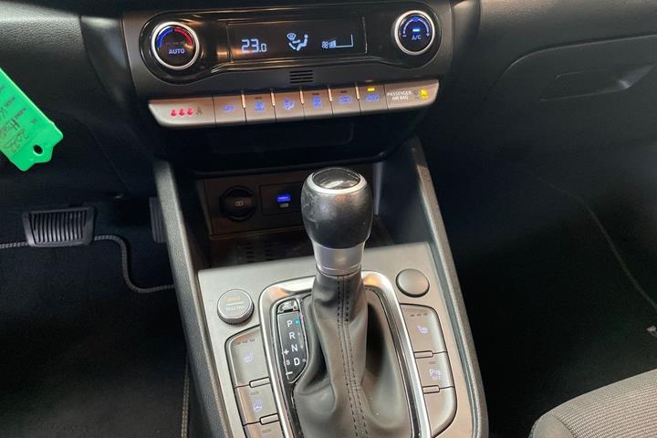 Grå Hyundai Kona fra 2022