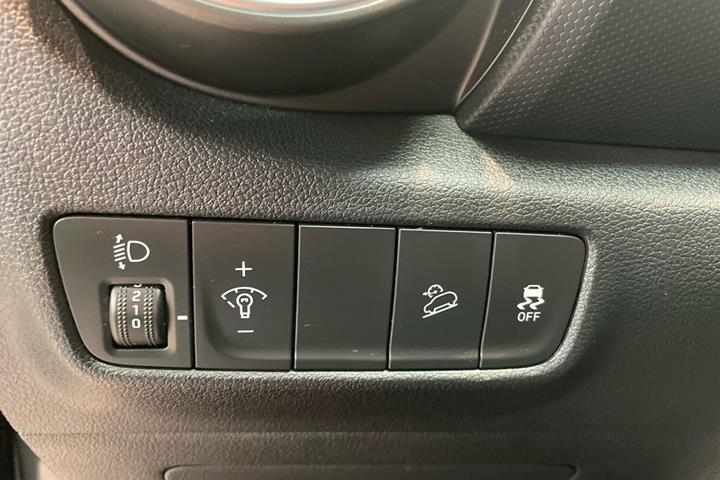 Grå Hyundai Kona fra 2022