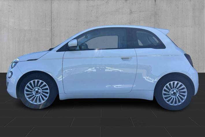 Hvid Fiat 500e fra 2023