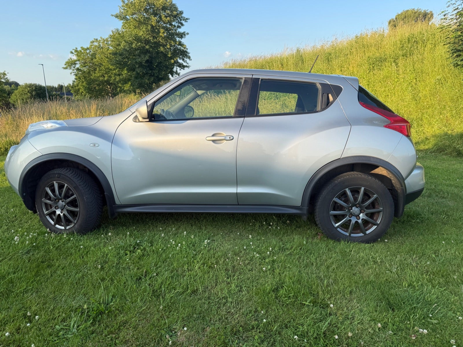 Grå Nissan Juke fra 2011