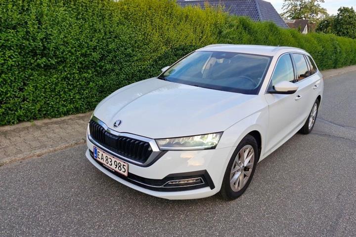 Hvid Skoda Octavia fra 2020 set udefra