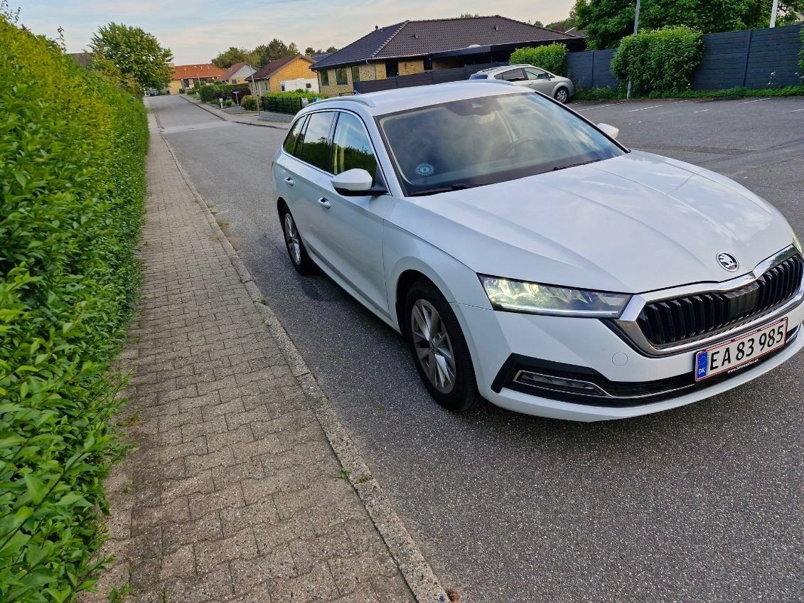 Hvid Skoda Octavia fra 2020