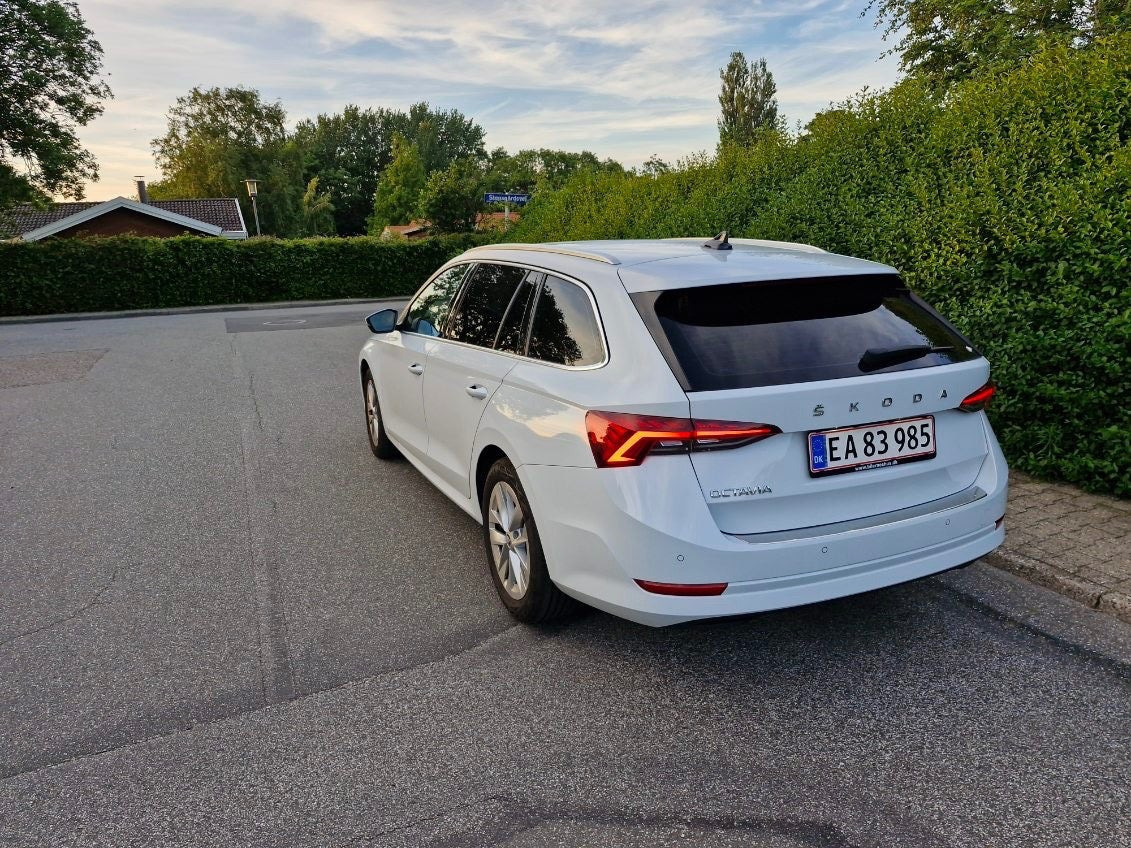 Hvid Skoda Octavia fra 2020