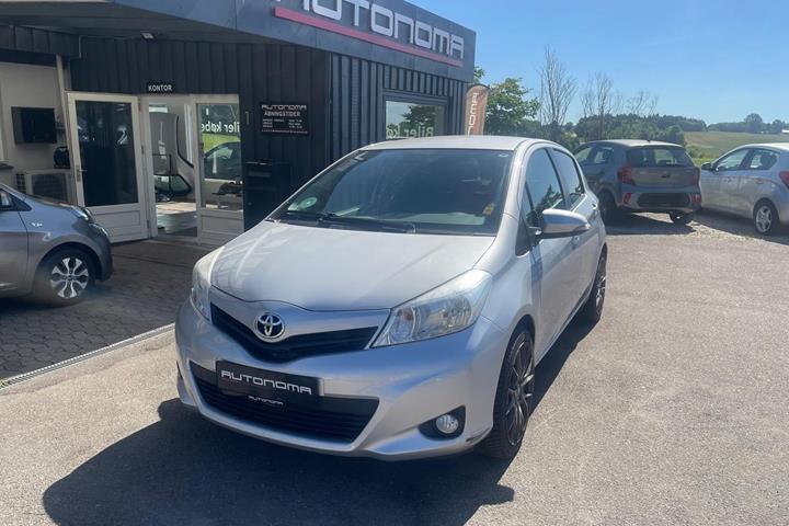 Sølv Toyota Yaris fra 2011 set udefra