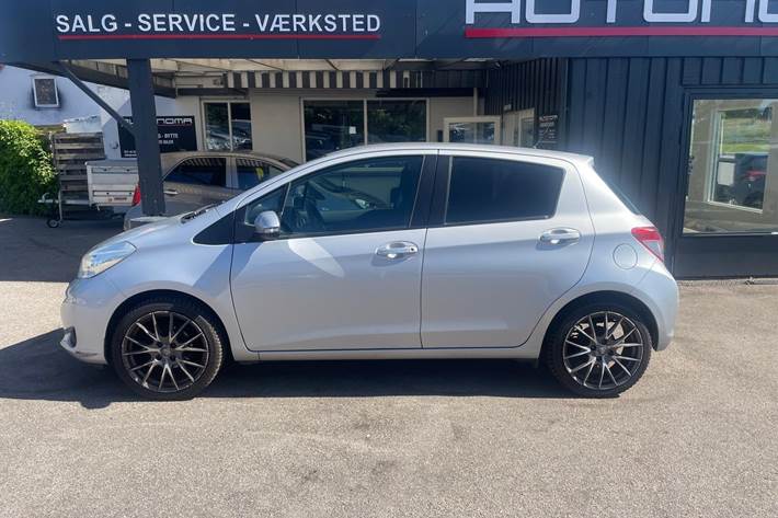 Sølv Toyota Yaris fra 2011