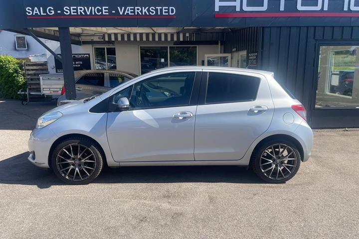 Sølv Toyota Yaris fra 2011