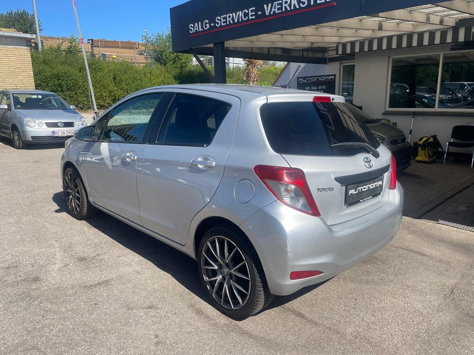 Sølv Toyota Yaris fra 2011