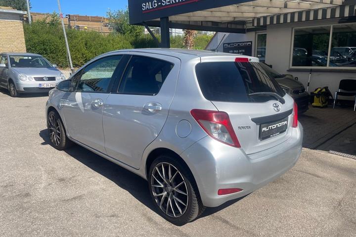 Sølv Toyota Yaris fra 2011