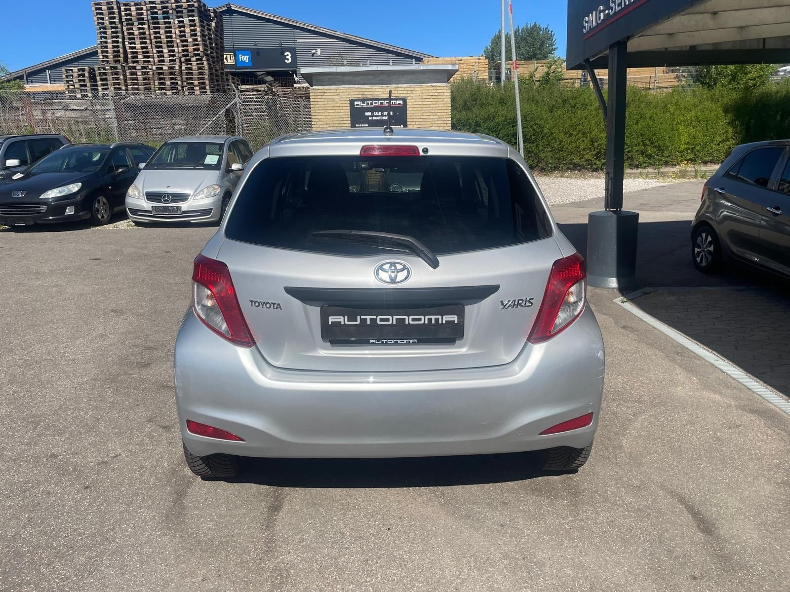 Sølv Toyota Yaris fra 2011